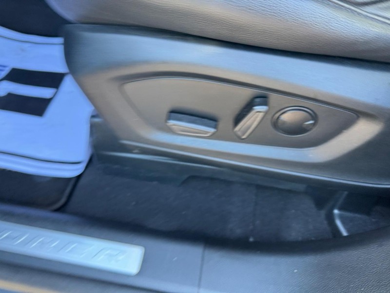 Ford Explorer Vehicle Full-screen Gallery Image 18