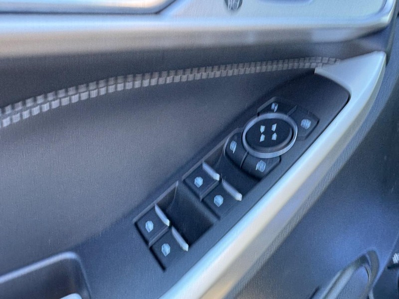 Ford Explorer Vehicle Full-screen Gallery Image 19