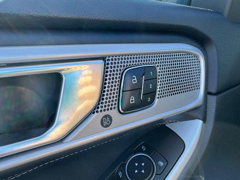 Ford Explorer Vehicle Full-screen Gallery Image 20