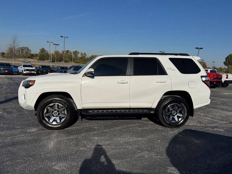 Toyota 4Runner Vehicle Full-screen Gallery Image 2