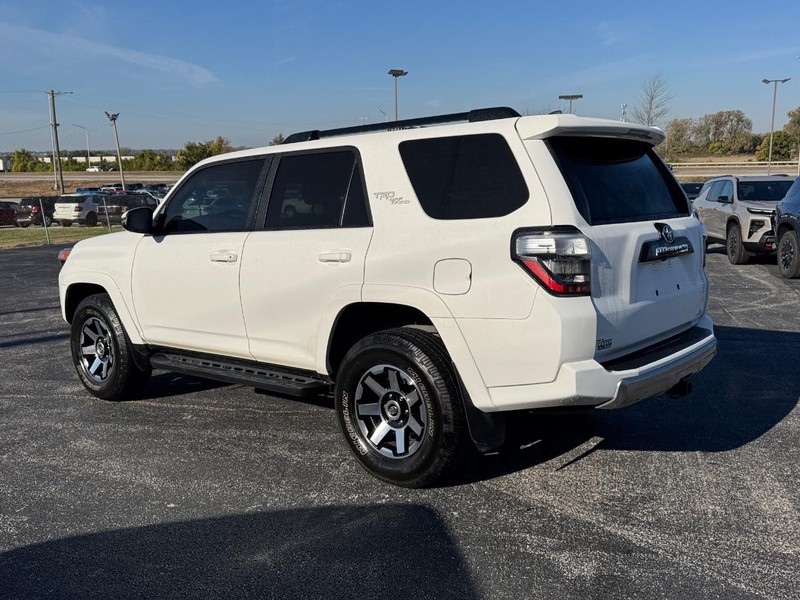 Toyota 4Runner Vehicle Full-screen Gallery Image 3
