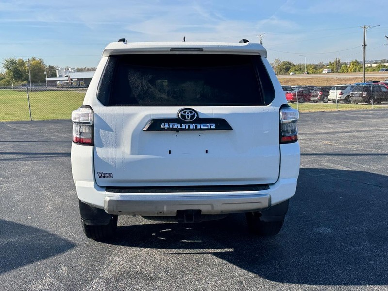 Toyota 4Runner Vehicle Full-screen Gallery Image 4