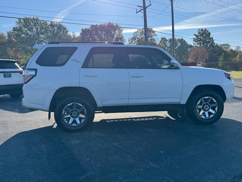 Toyota 4Runner Vehicle Full-screen Gallery Image 5