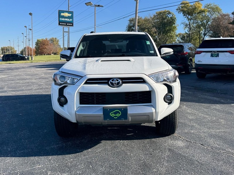 Toyota 4Runner Vehicle Full-screen Gallery Image 8