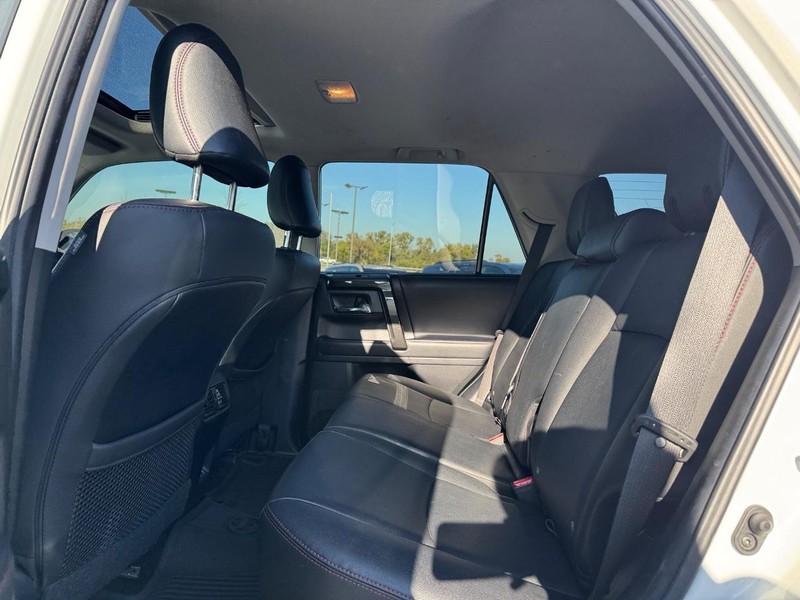 Toyota 4Runner Vehicle Full-screen Gallery Image 10