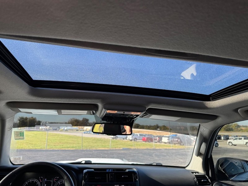 Toyota 4Runner Vehicle Full-screen Gallery Image 11