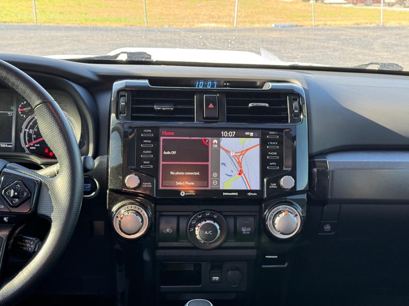 Toyota 4Runner Vehicle Full-screen Gallery Image 14