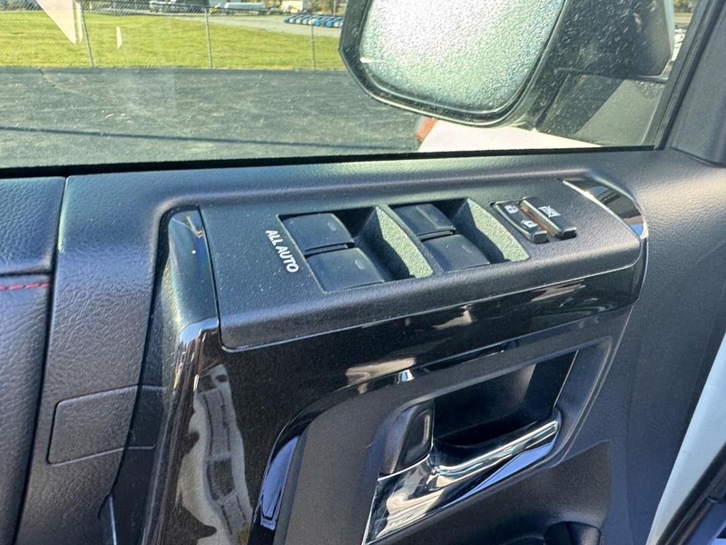 Toyota 4Runner Vehicle Full-screen Gallery Image 17