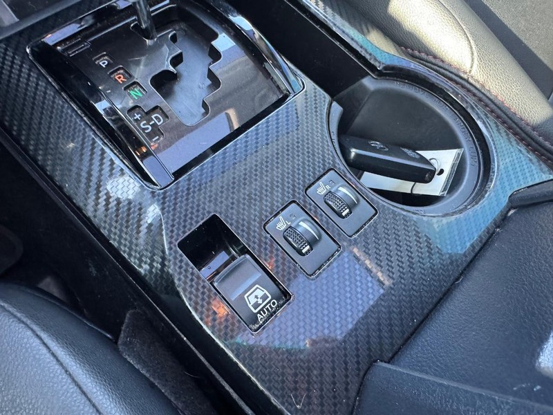 Toyota 4Runner Vehicle Full-screen Gallery Image 18