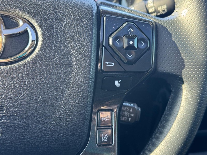 Toyota 4Runner Vehicle Full-screen Gallery Image 21