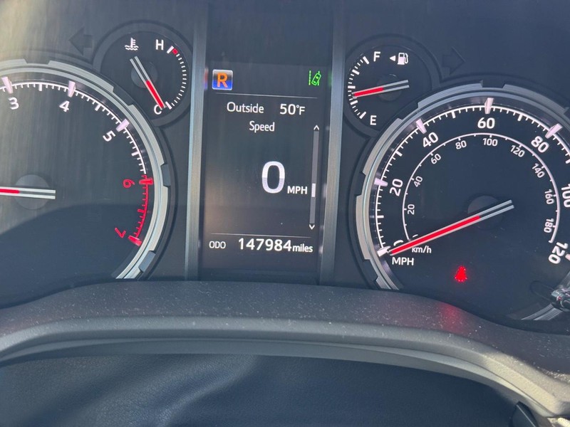 Toyota 4Runner Vehicle Full-screen Gallery Image 24