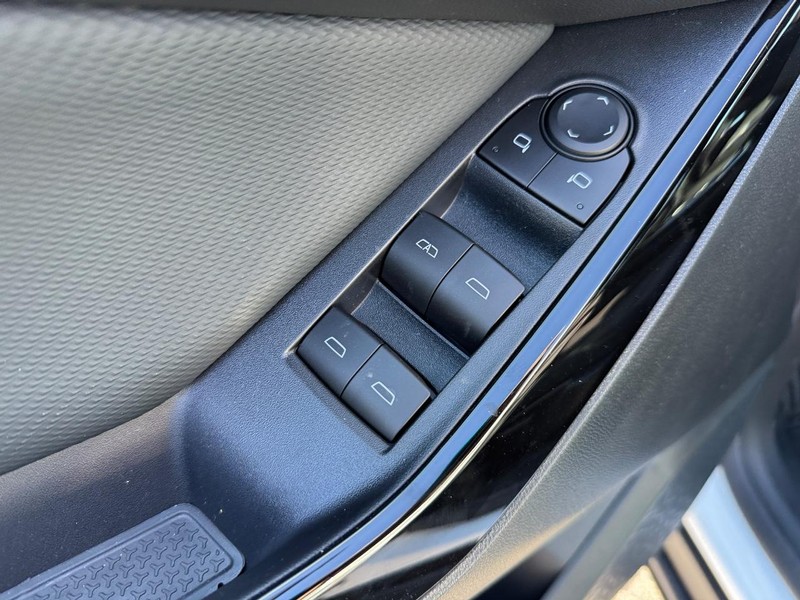 Chevrolet Equinox Vehicle Full-screen Gallery Image 11