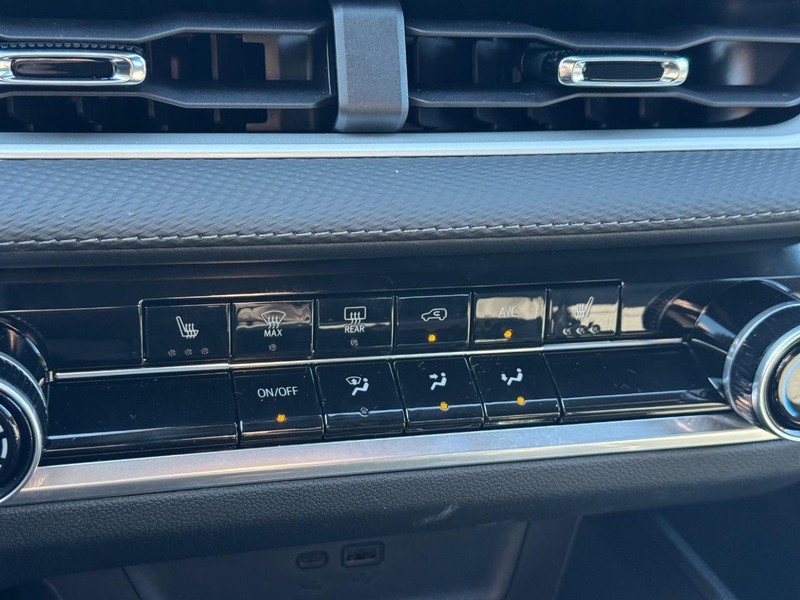 Chevrolet Equinox Vehicle Full-screen Gallery Image 16