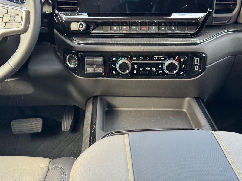 Chevrolet Silverado 2500HD Vehicle Full-screen Gallery Image 9