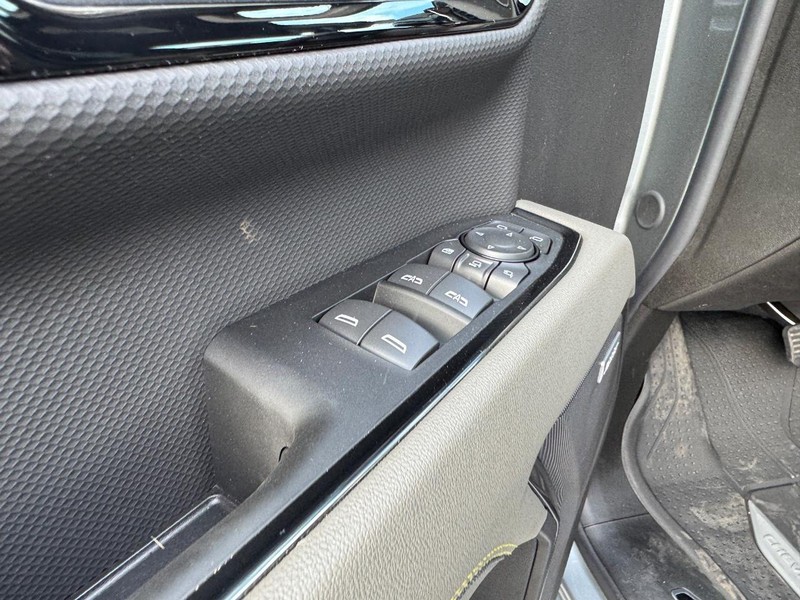 Chevrolet Silverado 2500HD Vehicle Full-screen Gallery Image 11