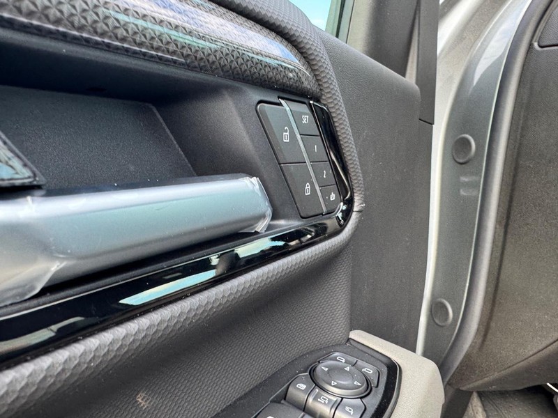 Chevrolet Silverado 2500HD Vehicle Full-screen Gallery Image 12