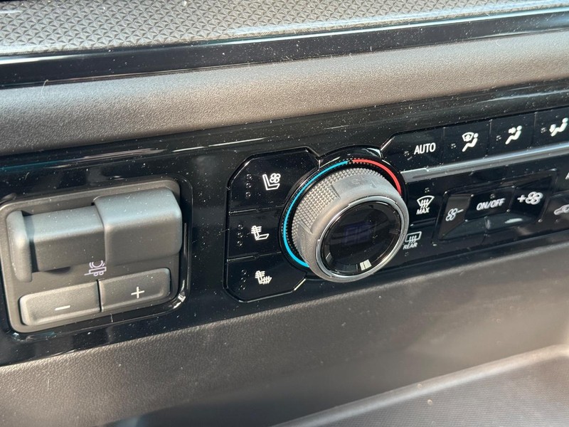 Chevrolet Silverado 2500HD Vehicle Full-screen Gallery Image 16