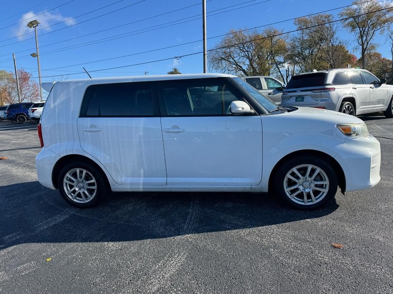 Scion xB Vehicle Full-screen Gallery Image 6