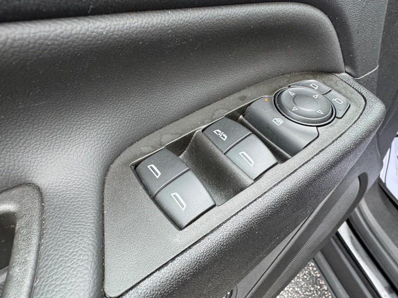 Chevrolet Equinox Vehicle Full-screen Gallery Image 16