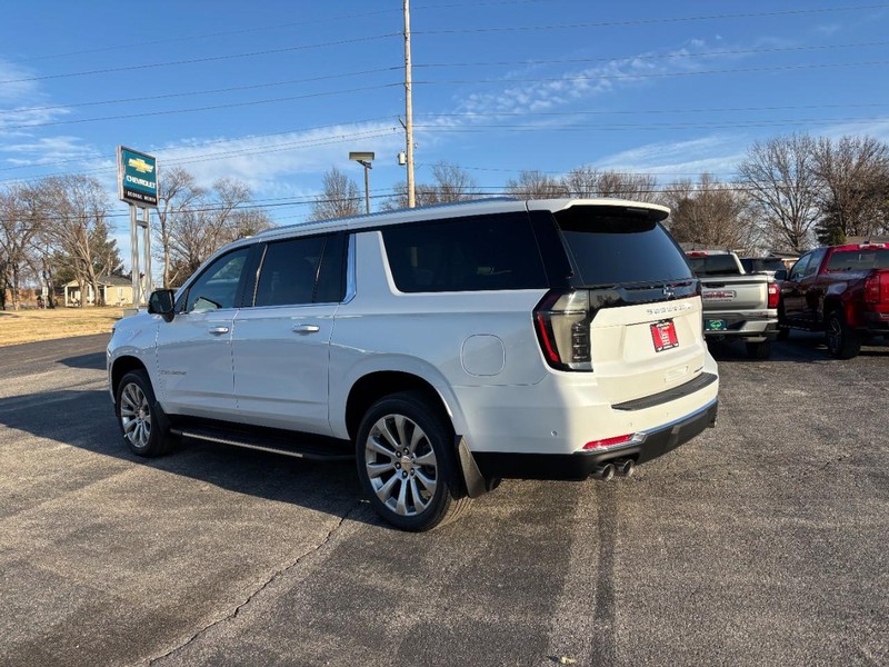 Chevrolet Suburban Vehicle Full-screen Gallery Image 3