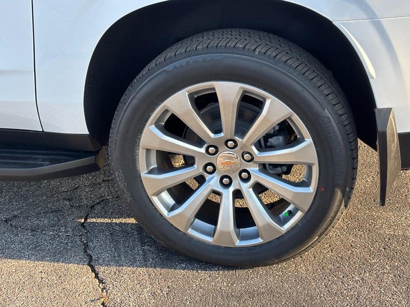 Chevrolet Suburban Vehicle Full-screen Gallery Image 4