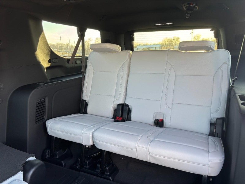 Chevrolet Suburban Vehicle Full-screen Gallery Image 5