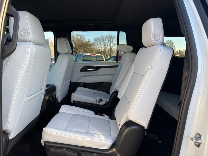 Chevrolet Suburban Vehicle Full-screen Gallery Image 6