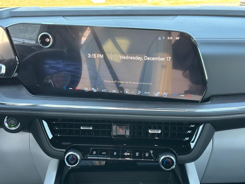 Chevrolet Suburban Vehicle Full-screen Gallery Image 9