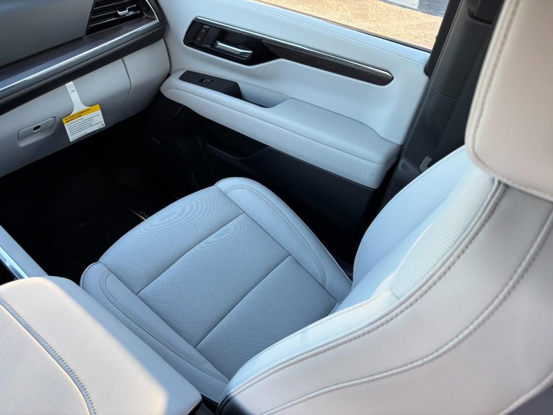 Chevrolet Suburban Vehicle Full-screen Gallery Image 10