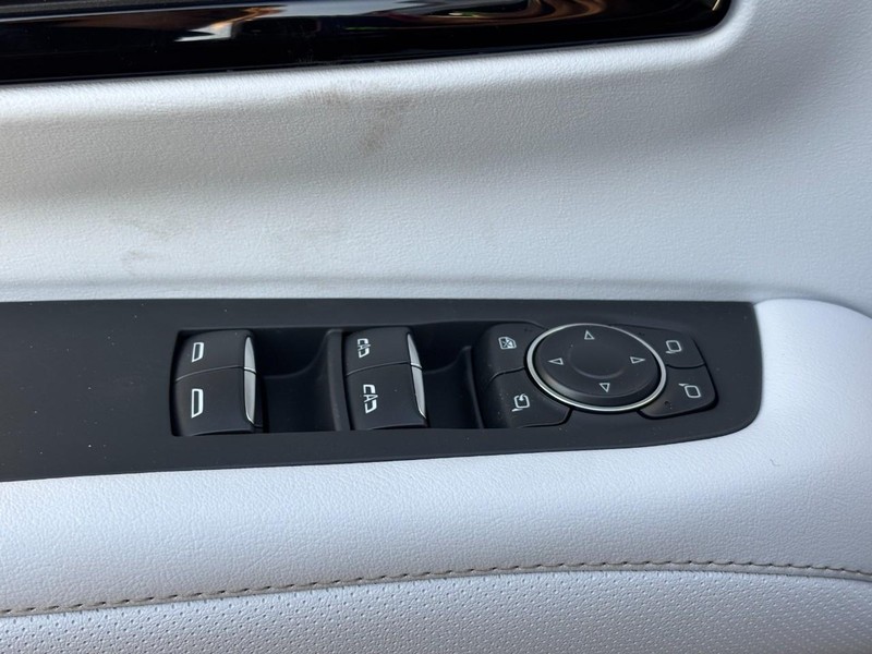 Chevrolet Suburban Vehicle Full-screen Gallery Image 11