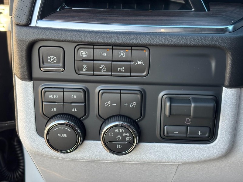 Chevrolet Suburban Vehicle Full-screen Gallery Image 12