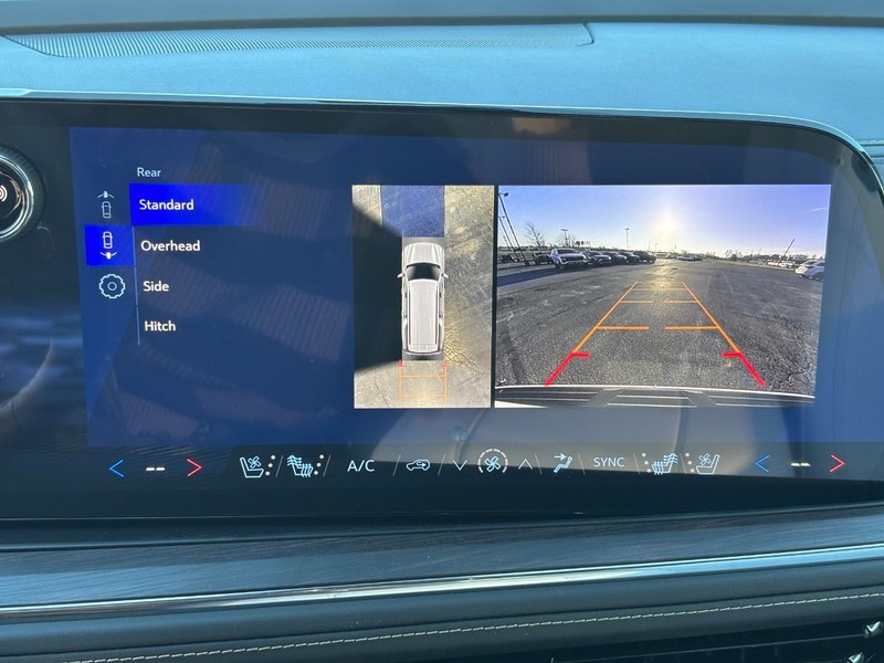 Chevrolet Suburban Vehicle Full-screen Gallery Image 19