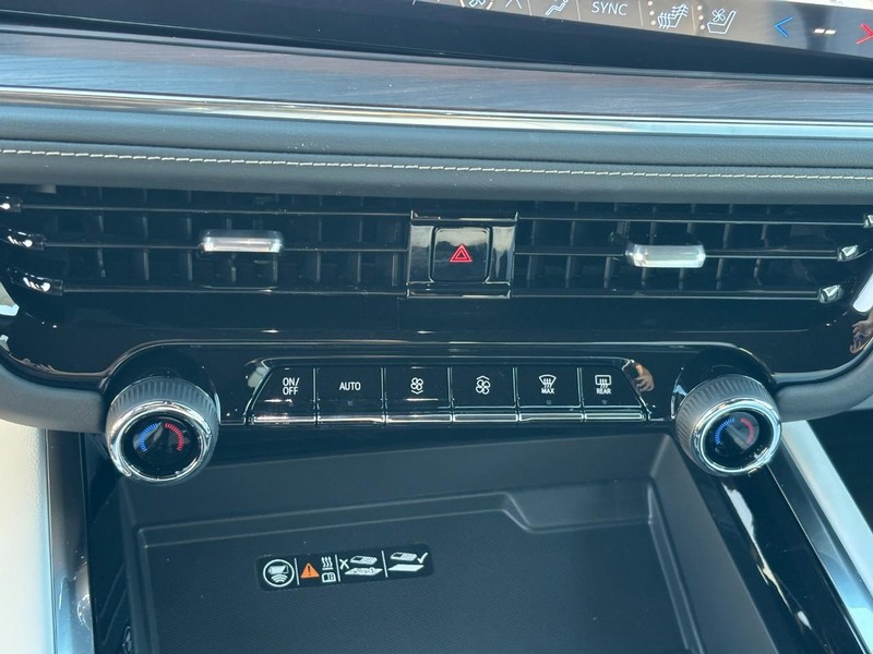 Chevrolet Suburban Vehicle Full-screen Gallery Image 20