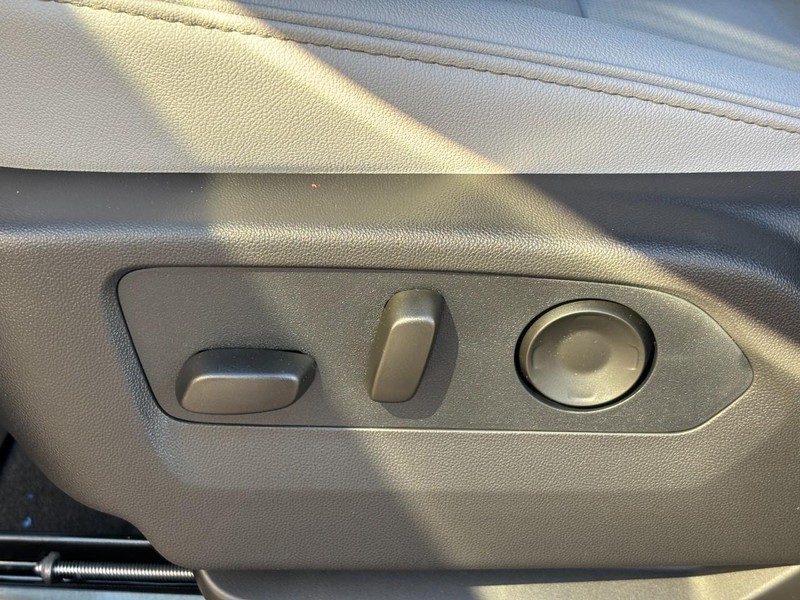 Chevrolet Suburban Vehicle Full-screen Gallery Image 21