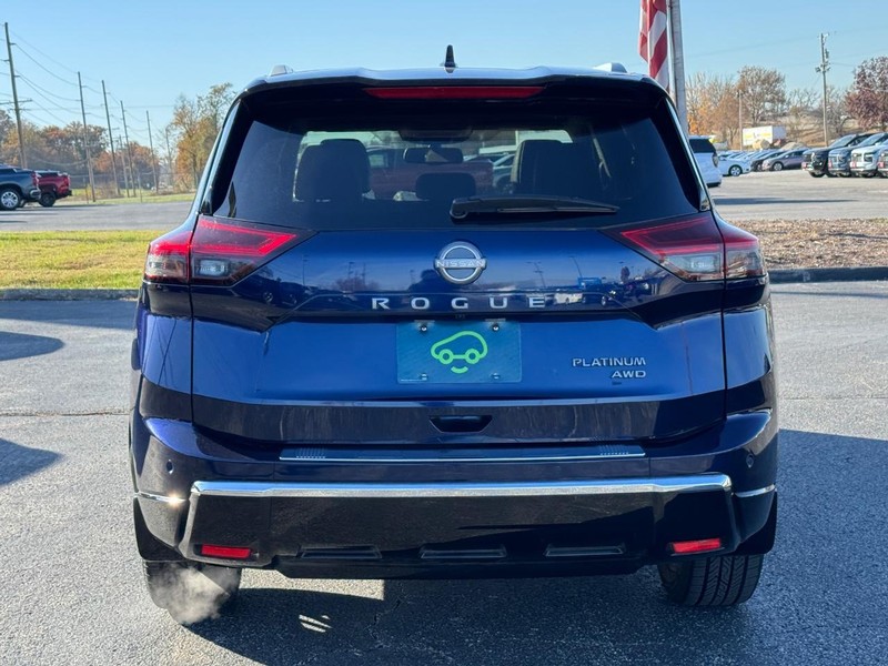 Nissan Rogue Vehicle Full-screen Gallery Image 4