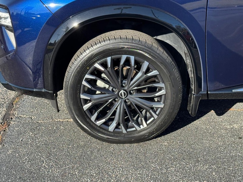 Nissan Rogue Vehicle Full-screen Gallery Image 9