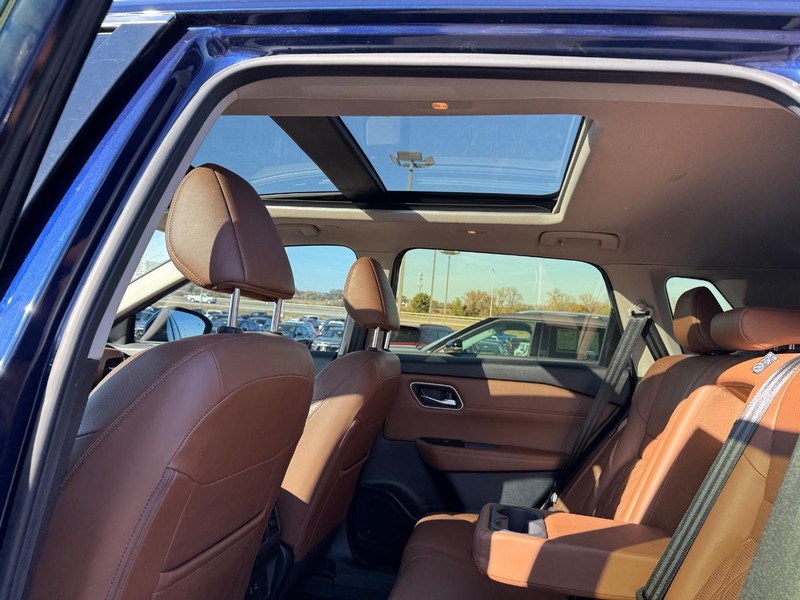 Nissan Rogue Vehicle Full-screen Gallery Image 11