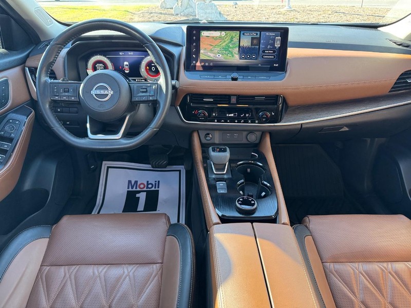 Nissan Rogue Vehicle Full-screen Gallery Image 12