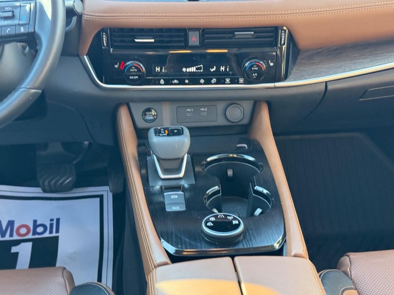 Nissan Rogue Vehicle Full-screen Gallery Image 15