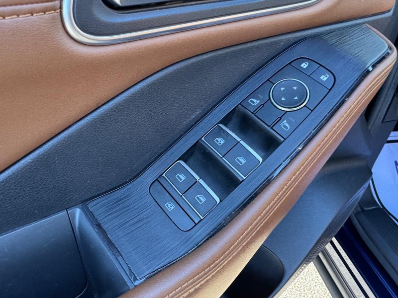 Nissan Rogue Vehicle Full-screen Gallery Image 17