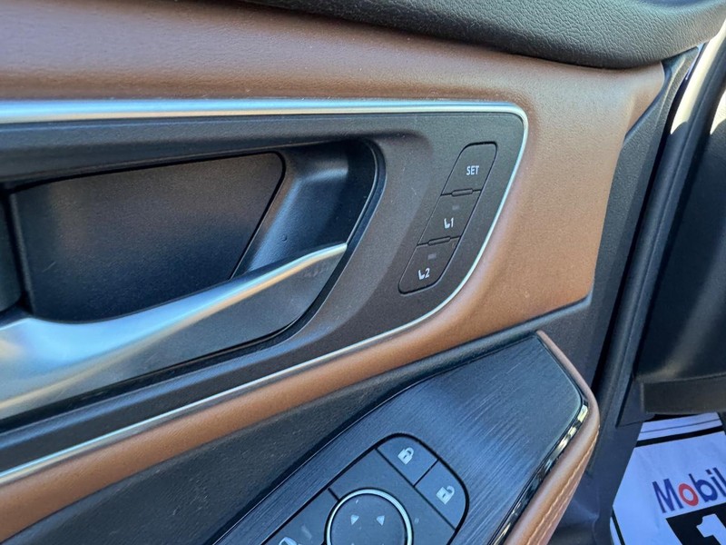 Nissan Rogue Vehicle Full-screen Gallery Image 18