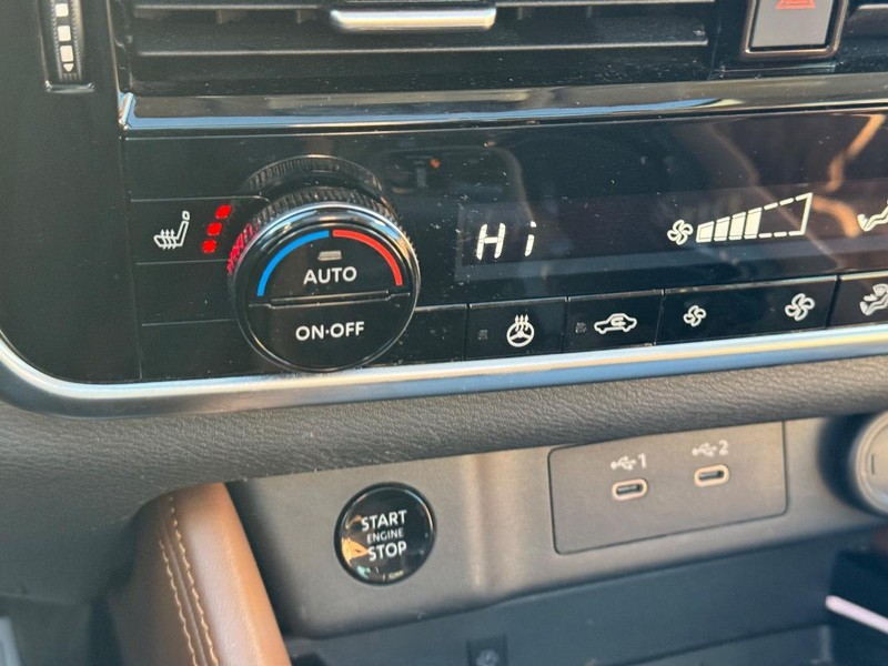 Nissan Rogue Vehicle Full-screen Gallery Image 24