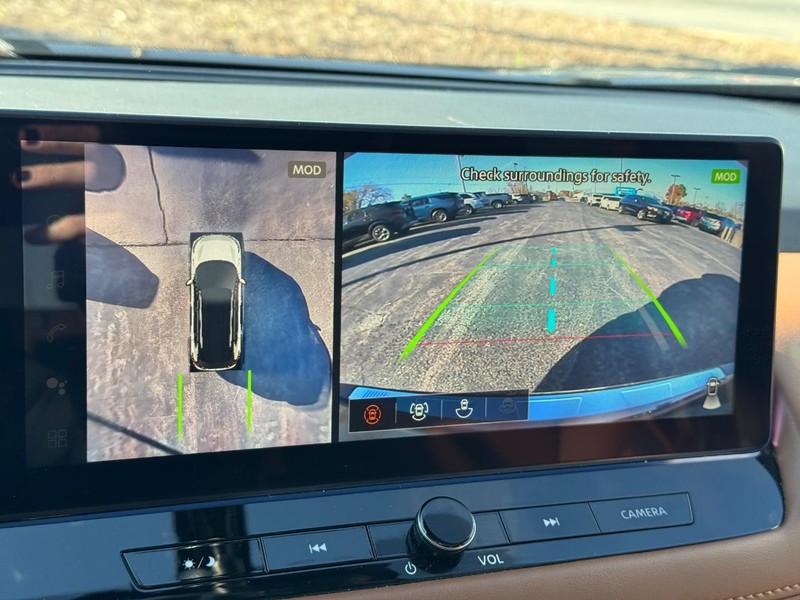 Nissan Rogue Vehicle Full-screen Gallery Image 25