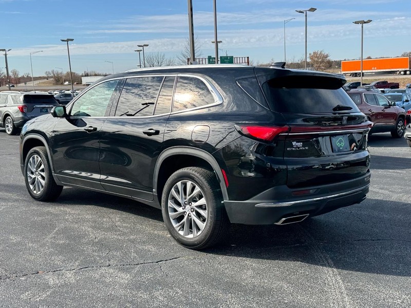 Buick Enclave Vehicle Full-screen Gallery Image 03
