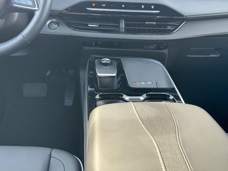 Buick Enclave Vehicle Full-screen Gallery Image 16