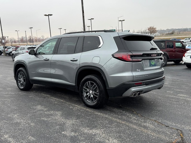 GMC Acadia Vehicle Full-screen Gallery Image 3