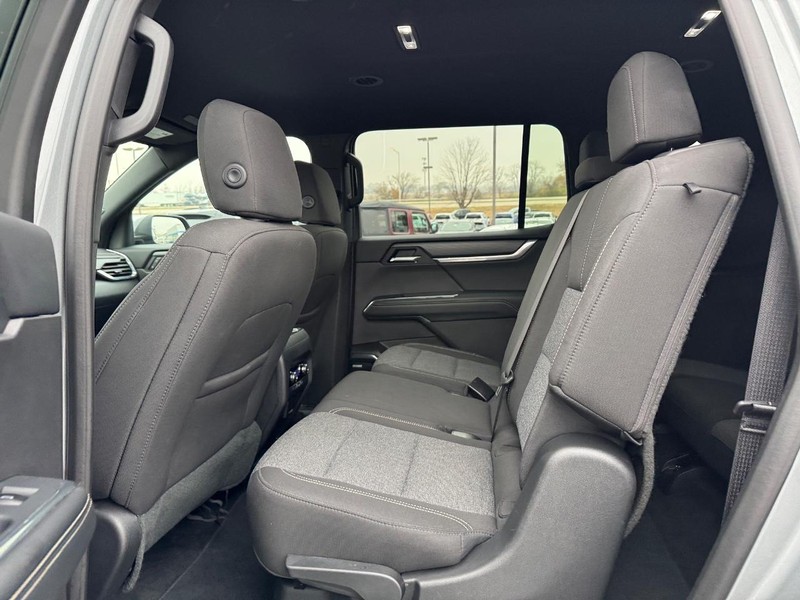 GMC Acadia Vehicle Full-screen Gallery Image 10