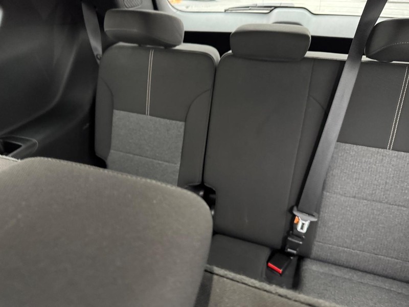 GMC Acadia Vehicle Full-screen Gallery Image 11