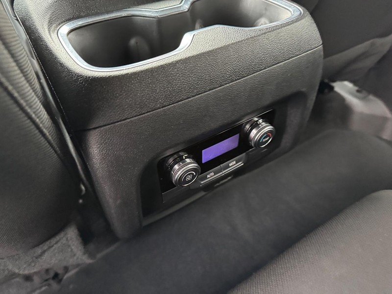 GMC Acadia Vehicle Full-screen Gallery Image 12