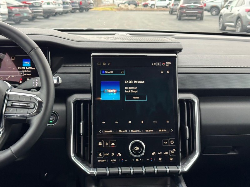 GMC Acadia Vehicle Full-screen Gallery Image 15